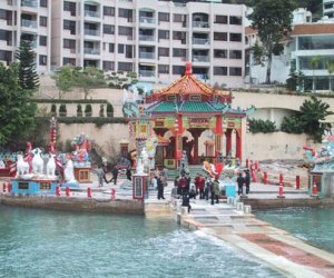 Храм Тин Хау на пляже Repulse Bay